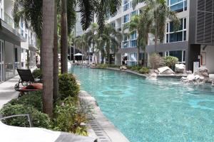 בריכת השחייה שנמצאת ב-Central Pattaya Apartments או באזור