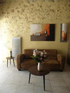 ブラジモンにあるLe Domaine du Bel Airのリビングルーム(ソファ、花のテーブル付)