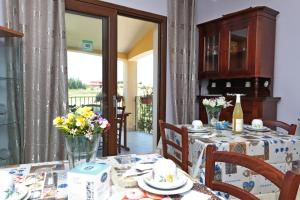 uma sala de jantar com uma mesa com flores em Palmas Dorada em Olmedo
