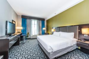 Кровать или кровати в номере Holiday Inn Express and Suites North Charleston, an IHG Hotel