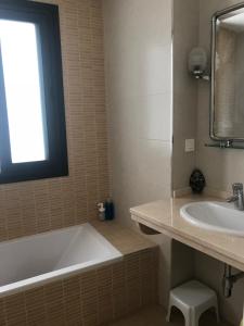 y baño con bañera y lavamanos. en Apartamento centro Sevilla, en Sevilla