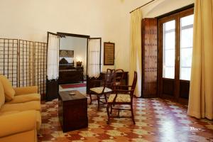 een woonkamer met een bank en een tafel bij Posada de Palacio in Sanlúcar de Barrameda