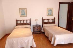 ミアミ・プラトーヤにあるMeddays Chalet Gregoのベッド2台、テーブル(ランプ付)が備わる客室です。