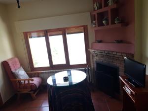 TV a/nebo společenská místnost v ubytování Apartamentos Turísticos Rural Los Tinaos