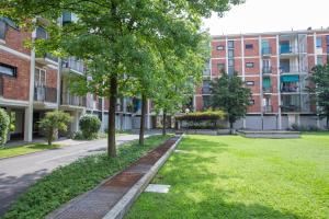 un parco alberato di fronte a un edificio di Milano Business Balcony Flat a Milano