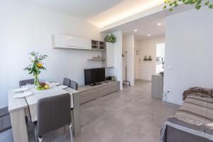 Televízia a/alebo spoločenská miestnosť v ubytovaní Milano Business Balcony Flat