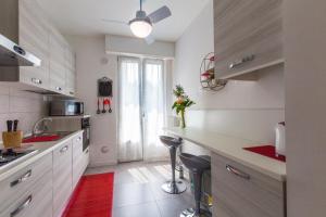 A kitchen or kitchenette at Milano Business Balcony Flat