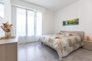 A bed or beds in a room at Milano Business Balcony Flat