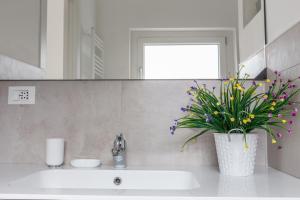 A bathroom at Milano Business Balcony Flat