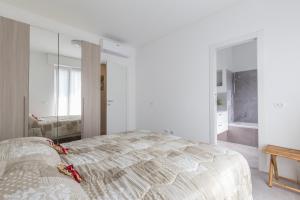 A bed or beds in a room at Milano Business Balcony Flat