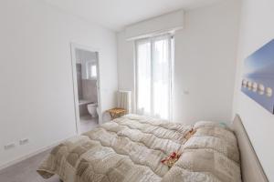 A bed or beds in a room at Milano Business Balcony Flat
