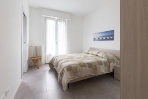 A bed or beds in a room at Milano Business Balcony Flat