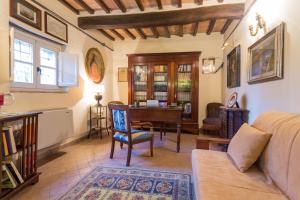 ein Wohnzimmer mit einem Sofa und einem Tisch in der Unterkunft Casa Grande in Perugia