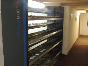 un vestidor con bandejas vacías dentro en Haus Gafrina, en Schruns