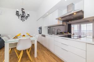 Kuchyň nebo kuchyňský kout v ubytování Apartmani Ana