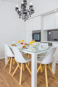 Kuchyň nebo kuchyňský kout v ubytování Apartmani Ana