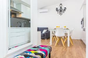 Kuchyň nebo kuchyňský kout v ubytování Apartmani Ana