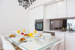 Kuchyň nebo kuchyňský kout v ubytování Apartmani Ana