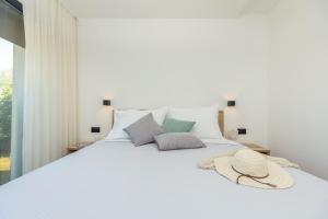 Postel nebo postele na pokoji v ubytování Hedera Estate, Villa Hedera II + 37 fotografií