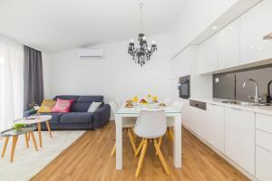 Kuchyň nebo kuchyňský kout v ubytování Apartmani Ana