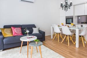 Kuchyň nebo kuchyňský kout v ubytování Apartmani Ana