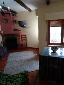 TV a/nebo společenská místnost v ubytování Apartamentos Turísticos Rural Los Tinaos