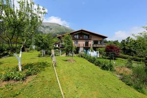 ein Haus mit einem Vorgarten in der Unterkunft Baiolei in Azpeitia