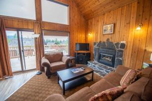 un soggiorno con divano e camino di Banff Gate Mountain Resort a Canmore