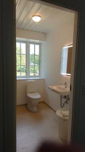 Kylpyhuone majoituspaikassa Aagaarden
