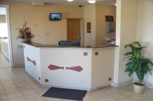 Lobby alebo recepcia v ubytovaní Super 8 by Wyndham Pincher Creek AB