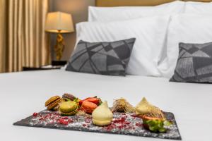 Un pat sau paturi într-o cameră la Czar Lisbon Hotel
