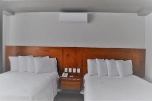 Ένα ή περισσότερα κρεβάτια σε δωμάτιο στο AMD Hotel