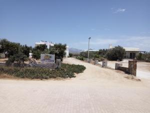Un camino de tierra con un cartel. en Castello Azzurro, en Agia Anna de Naxos