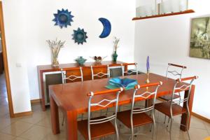 アルブフェイラにあるAkisol Albufeira Gold IIIのダイニングルーム(木製テーブル、椅子付)