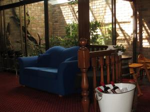 a blue couch and a bucket of wine bottles at Cattleman's Rest Motor Inn in Charters Towers