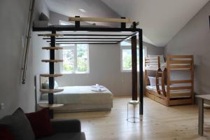 מיטה או מיטות קומותיים בחדר ב-Diasamidzeebi apartment