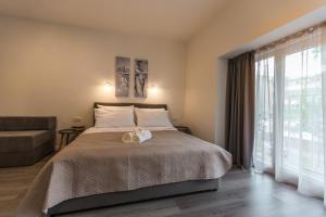 1 dormitorio con cama y ventana grande en King's Street Apartments en Zagreb