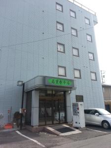 een gebouw waar een auto voor geparkeerd staat bij Hotel Wakasato in Nagano