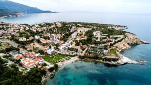 een luchtzicht op een stad op het water bij Barbun Pansiyon in Izmir