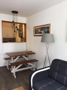 Una sala de estar con una mesa y un sofá azul. en Chamois Blanc, en Chamonix-Mont-Blanc