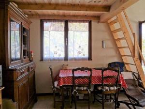 comedor con mesa y algunas ventanas en Cottage provençal, en Belgentier