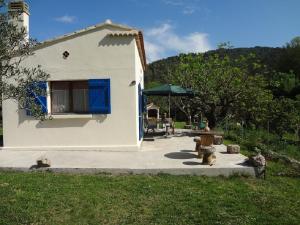 une maison blanche avec une bouche d'incendie devant elle dans l'établissement Cottage provençal, à Belgentier