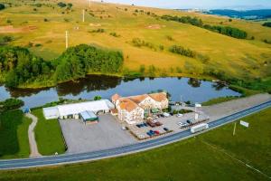 una vista aérea de una gran casa con un lago en Hotel Dumbrava, en Rupea