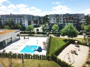 an overhead view of a swimming pool in a park at LATO apartament Polanki Park z miejscem parkingowym in Kołobrzeg