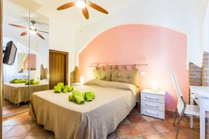 Un dormitorio con una cama grande con almohadas verdes. en Da Milena en Fonteblanda