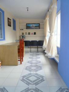 a room with a kitchen with a tile floor at La Casa Azul Hostal y Pension - Coatepec in Xalapa