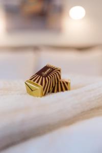 King's Street Apartments في زغرب: وجود قالب شوكولاته فوق طاولة