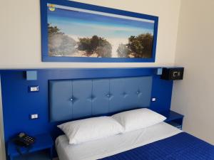 Posteľ alebo postele v izbe v ubytovaní Hotel Caraibisiaco sul mare