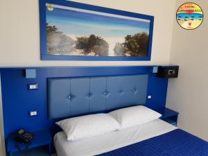 Posteľ alebo postele v izbe v ubytovaní Hotel Caraibisiaco sul mare