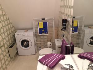 サルラ・ラ・カネダにあるLabronieのバスルーム(洗濯機2台、洗濯機、乾燥機付)